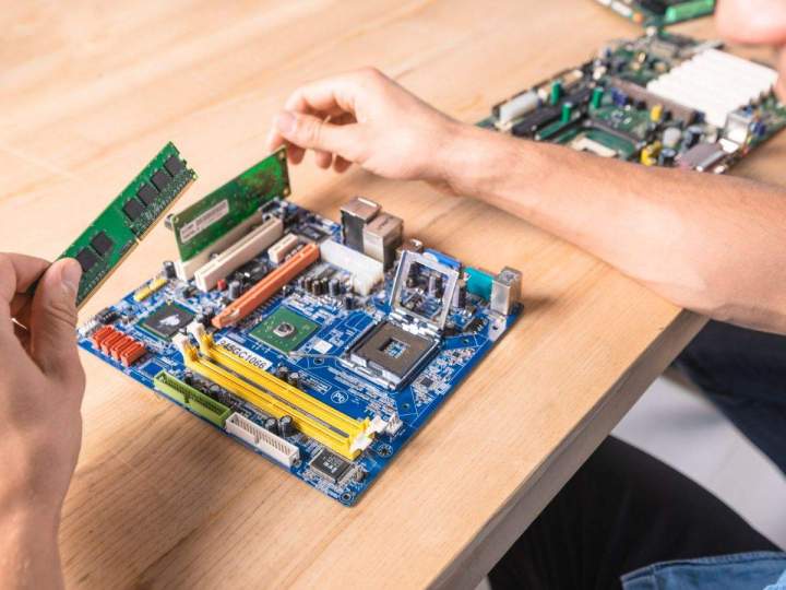 Remise en état de consoles informatiques par un professionnel